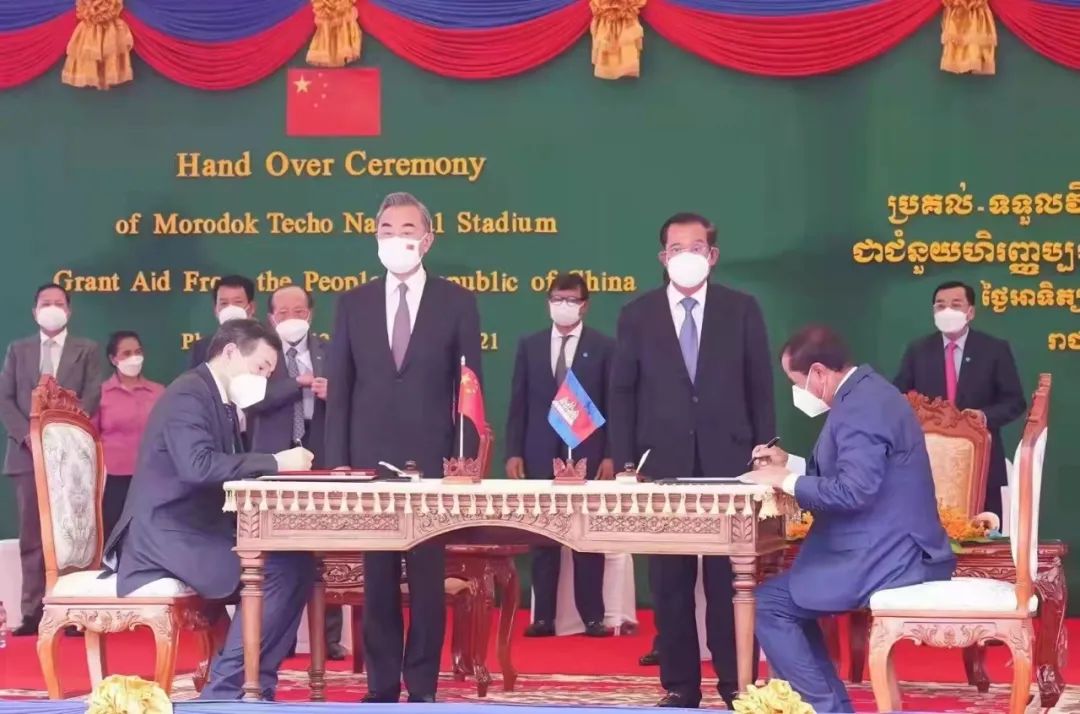 中柬隆重举行援柬埔寨体育场项目交接仪式